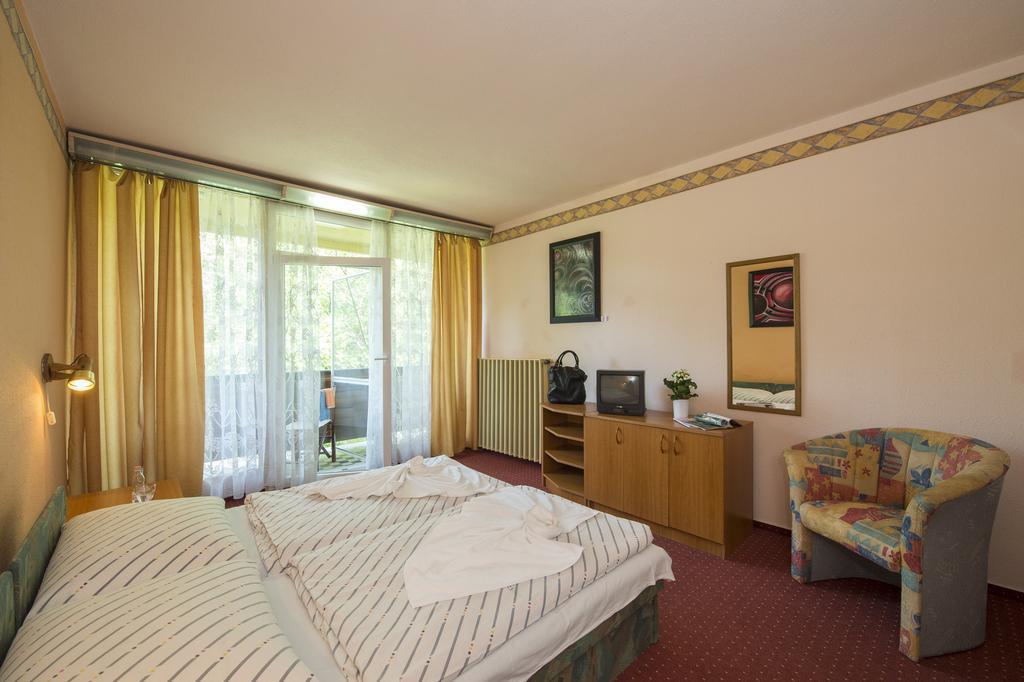 Familia Hotel Balatonboglar Luaran gambar